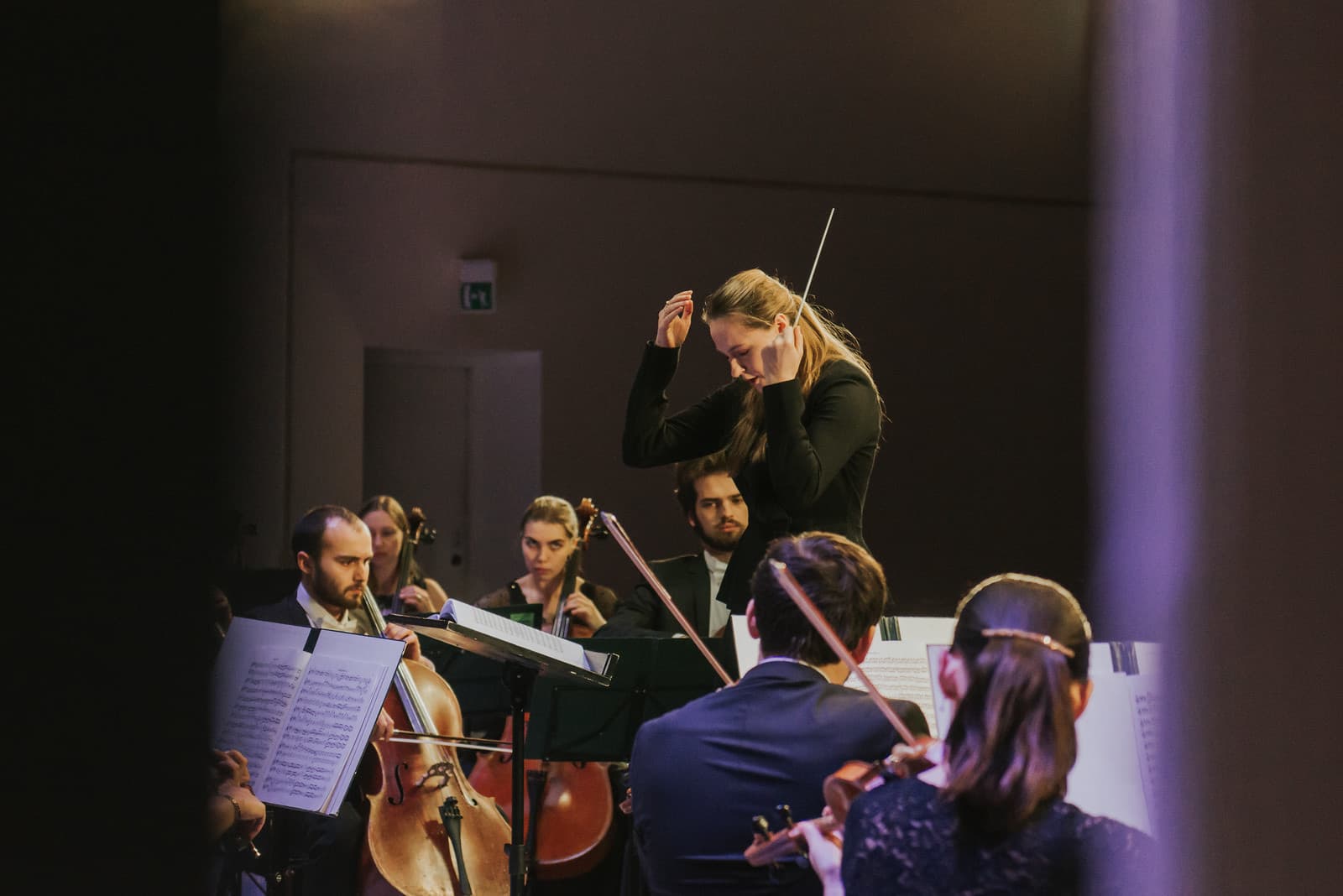 Hannah von Wiehler conducting